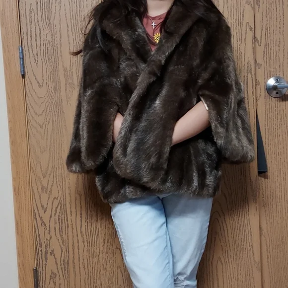 Vintage Fur Shawl/Cape - Picture 2 of 8